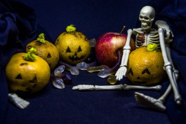 Cadılar Bayramı natürmort mandalina ve kabaklar ve plastik iskelet olarak apple ile