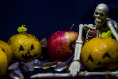 Cadılar Bayramı natürmort mandalina ve kabaklar ve plastik iskelet olarak apple ile