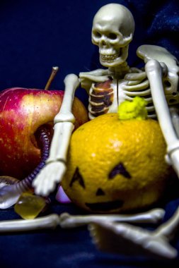 Cadılar Bayramı natürmort mandalina ve kabaklar ve plastik iskelet olarak apple ile