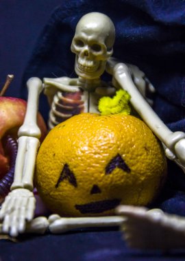 Cadılar Bayramı natürmort mandalina ve kabaklar ve plastik iskelet olarak apple ile