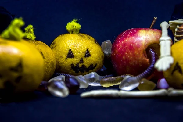 Halloween Liv Med Tangerin Eple Som Gresskar Plastskjelett – stockfoto