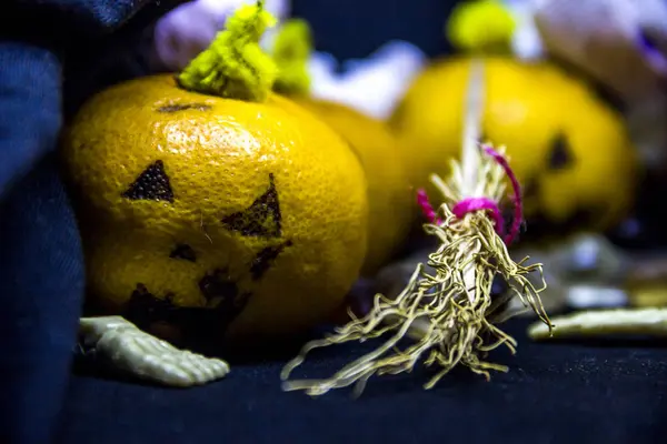 Halloween Ainda Vida Com Tangerinas Como Abóboras Vassoura Bruxa Artesanal — Fotografia de Stock