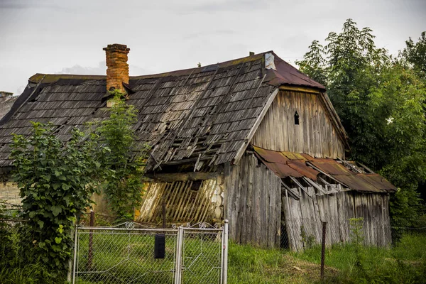 Ukraininan 村で放棄された納屋 — ストック写真