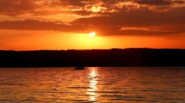 Balıkçılar ve su üzerine güzel bir gün batımı tekne siluet timelapse. Bakota defne (Dnistrovske depo), Dnister Nehri, Podilski tovtry Milli Parkı, Batı Ukrayna'nın Khmelnitskiy bölgesi