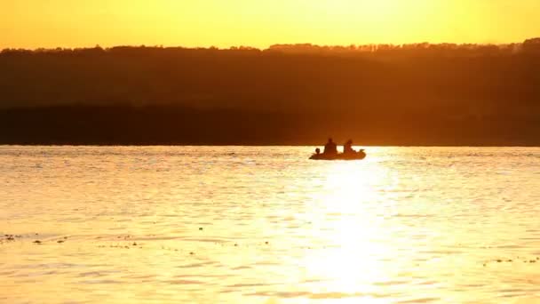 Гарний Захід Сонця Над Водою Рибалок Човен Силует Троїцький Собор — стокове відео