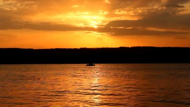 水と漁師の美しい夕日はボートのシルエットです バカラ湾 Dnistrovske 貯水池 ドニステル川 Podilski Tovtry 国立公園 西ウクライナの Khmelnitskiy — ストック動画