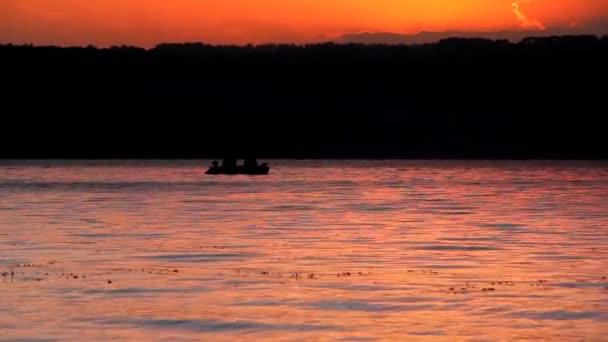 美丽的夕阳在水面和渔民船剪影 巴科塔湾 Dnistrovske Dnister Podilski Tovtry 国家公园 乌克兰西部赫梅利尼尼茨基地区 — 图库视频影像