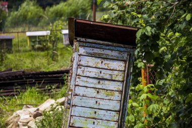 yakın çekim eski köyün sokak posta kutuları pas