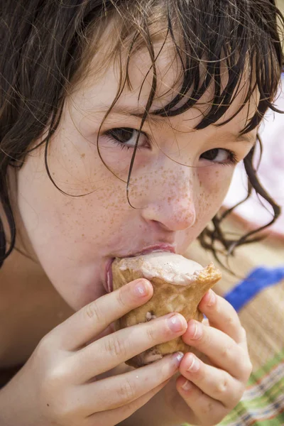 Close Retrato Menina Comendo Sorvete Praia — Fotografia de Stock