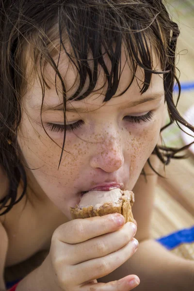 小女孩在海滩上吃冰淇淋的特写镜头 — 图库照片