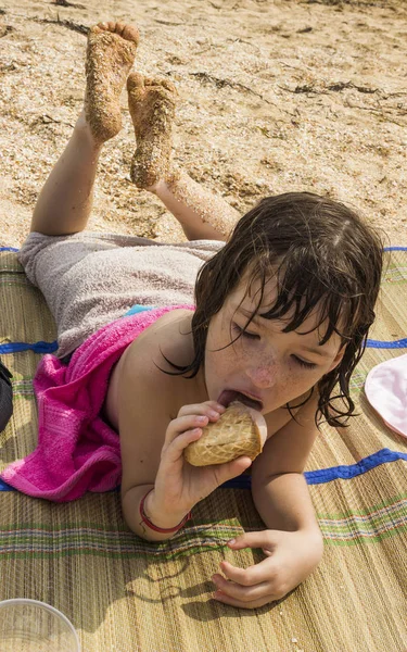 Close Menina Comendo Sorvete Praia — Fotografia de Stock