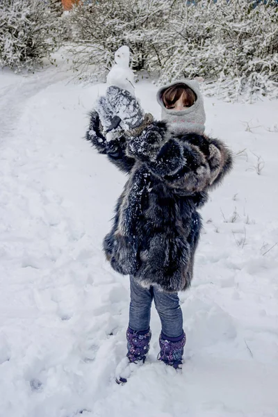 Glückliches Kindermädchen Mit Kleinem Schneemann Winter — Stockfoto