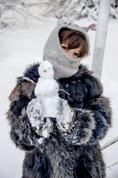 Menina Criança Feliz Com Pequeno Boneco Neve Inverno — Fotografia de Stock