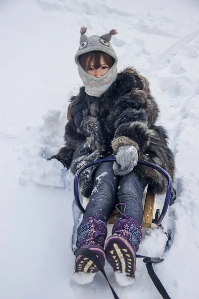 Närbild Liten Flicka Sitter Släden — Stockfoto