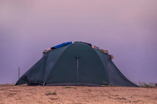 Sabah Erkenden Plaja Yakın Çekim Yeşil Turist Çadırı — Stok fotoğraf
