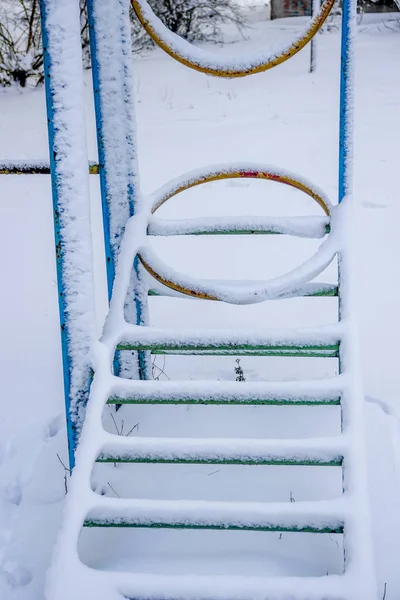 Kinderspielplatz Winter Mit Schnee Bedeckt — Stockfoto