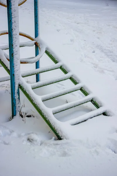 Kinderspielplatz Winter Mit Schnee Bedeckt — Stockfoto