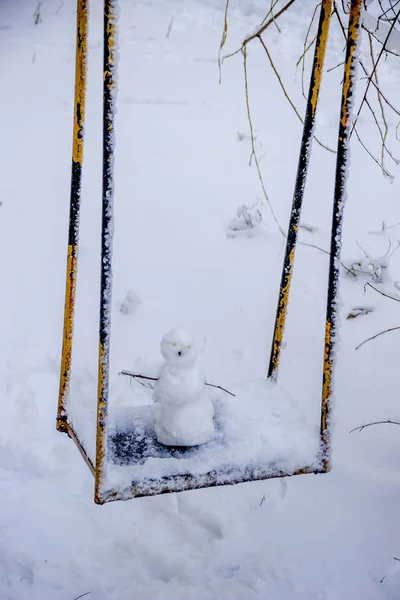 Close Boneco Neve Pequeno Inverno Com Fundo Neve — Fotografia de Stock