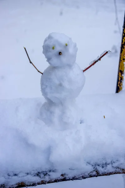 Κοντινό Πλάνο Του Μικρού Χιονάνθρωπος Χειμώνα Χιόνι Υπόβαθρο — Φωτογραφία Αρχείου