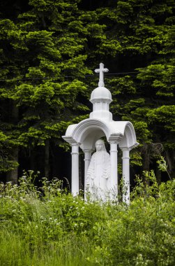 Şapel Meryem Ana Skhidnytsya, Batı Ukrayna'nın Lviv Bölgesi ormanında bir tepenin üstüne