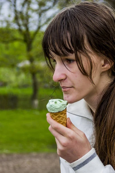 Close Portret Van Tienermeisje Eten Groene Consumptie Ijs — Stockfoto