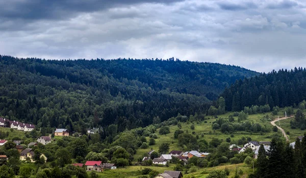 カルパティア ベスキディ山脈 Skhidnytsya 西ウクライナのリヴィウ領域のウクライナの村の航空写真 — ストック写真