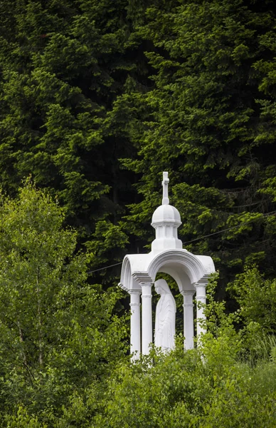 Cappella Della Vergine Maria Sulla Cima Una Collina Nella Foresta — Foto Stock