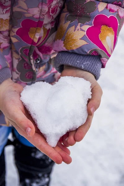 Mãos Close Menina Segurando Coração Neve — Fotografia de Stock