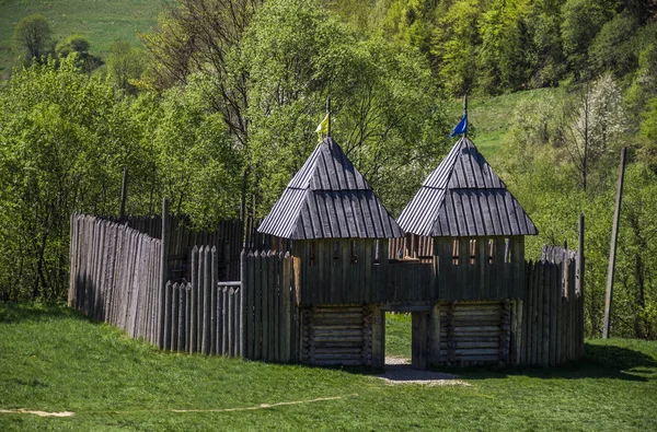 Drewniane Fortyfikacje Dla Średniowiecznych Rekonstrukcji Pobliżu Miejsca Twierdzy Tustan Archeologiczne — Zdjęcie stockowe