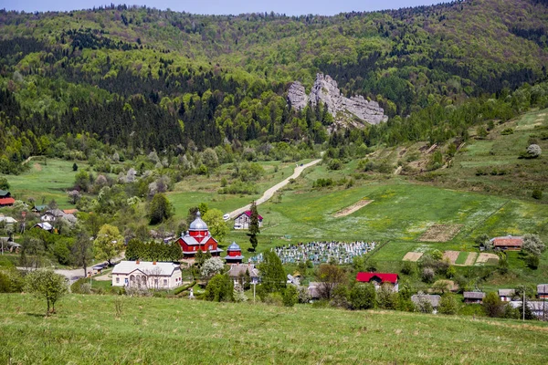 乌克兰村庄 Urych 的风景在 Tustan 堡垒的地方附近 中世纪悬崖边堡垒 考古学和自然纪念碑在乌克兰西部利沃夫地区 — 图库照片