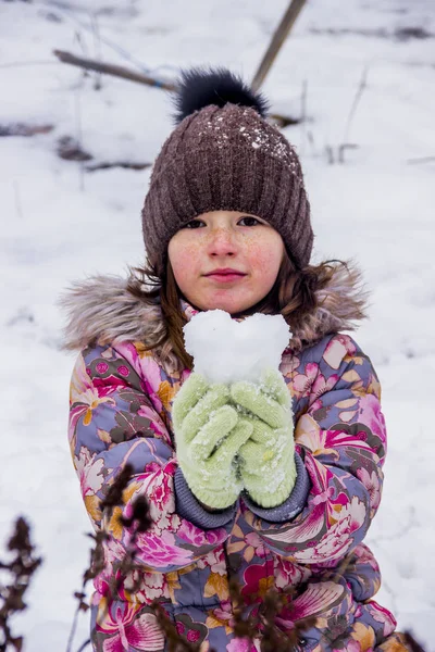 Ευτυχισμένη Κοριτσάκι Που Κρατάει Μια Καρδιά Του Χιονιού — Φωτογραφία Αρχείου