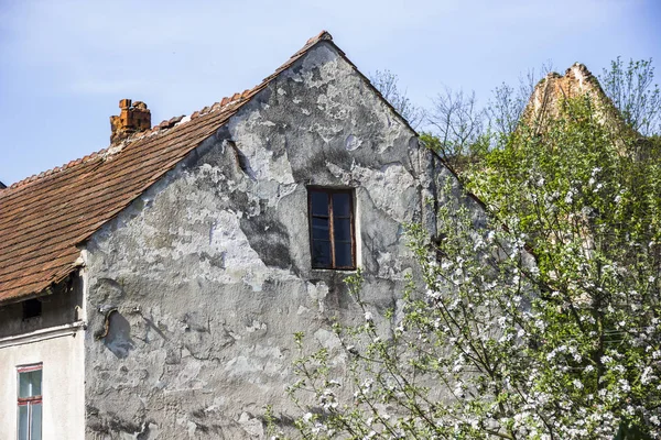 Zbliżenie Część Biała Ściana Dach Dom Stare Ruiny Tle Kwitnącej — Zdjęcie stockowe