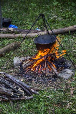 kamp ateşi üzerinde kazan