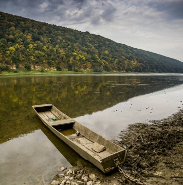 nehirüzerinde yalnız ahşap tekne
