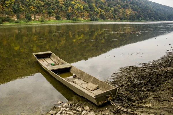 Barco de madera solitario en el río — Foto de Stock