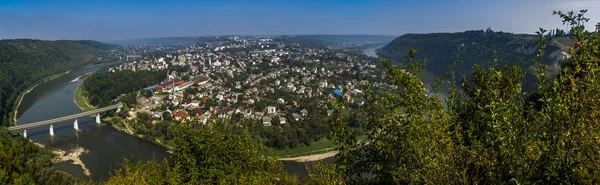 Blick von oben auf die Stadt Salishchyky am Fluss Dnjester — Stockfoto