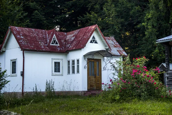 Een Wit Huisje Met Rood Dak Het Bos — Stockfoto