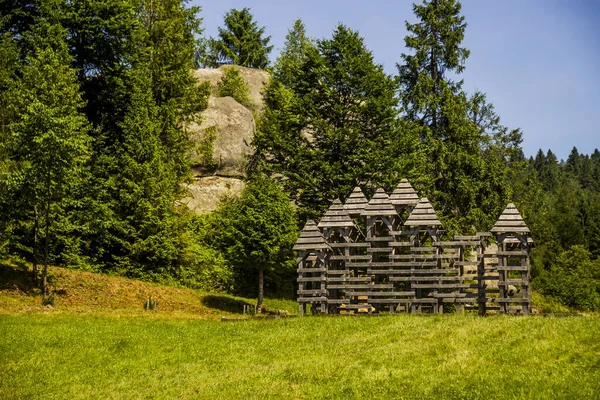 Dřevěné Opevnění Pro Mevieval Rekonstrukce Blízkosti Tustan Pevnosti Místo Archeologické — Stock fotografie