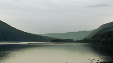 Ustechko köyü ve Dzhurin nehri yakınlarındaki Dinyester nehrinin panoramik manzarası, Ulusal Doğa Parkı Dinyester Kanyonu, Batı Ukrayna 'nın Ternopil bölgesi