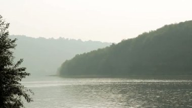 Pechorna köyü yakınlarındaki Dinyester nehrinin panoramik manzarası, Ulusal Doğa Parkı Kanyonu, Batı Ukrayna Ternopil Bölgesi