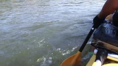 Dnister Nehri, Ulusal Park Dnistrovsky Kanyonu, Ukrayna 'da rafting yapan genç bir kişinin yakın çekimleri