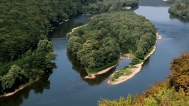 Batı Ukrayna 'nın Ternopil bölgesindeki Dnister Nehri' ndeki Yin ve Yang adalarının hava manzarası.