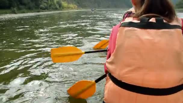 Close Jovem Estão Rafting Rio Dnister Parque Nacional Canyon Dnistrovsky — Vídeo de Stock