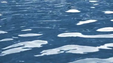 Nehrin dalgalı suyuna yavaş çekimde yakın çekim