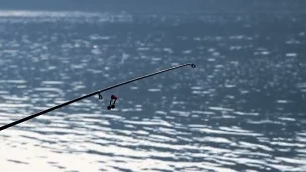 Close Uma Vara Pesca Com Água Rio Fundo — Vídeo de Stock