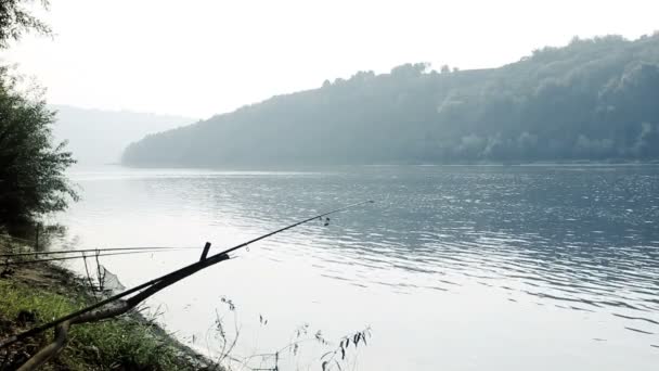 Primer Plano Una Caña Pescar Con Agua Río Sobre Fondo — Vídeos de Stock