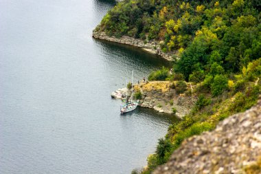 Bakota körfezinde yat (Dnistrovske rezervuarı), Dnister nehri, Podilski tovtry Ulusal Parkı, Batı Ukrayna 'nın Khmelnitskiy bölgesi