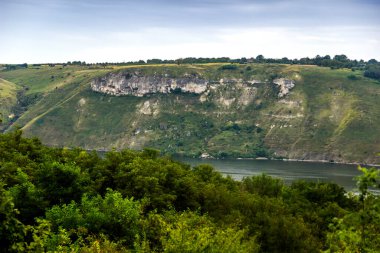 Dinyester nehrinin panoramik manzarası, Ulusal Doğa Parkı Podilski tovtry, Batı Ukrayna 'nın Khmelnytsky bölgesi