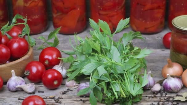 Tomates Frescos Picles Maduros Pimentas Vermelhas Doces Frascos Vegetais Enlatados — Vídeo de Stock