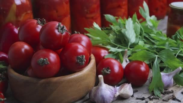 Tomates Frescos Encurtidos Maduros Pimientos Rojos Dulces Frascos Verduras Enlatadas — Vídeo de stock